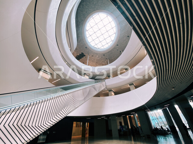 صورة عامودية من الاسفل الى الاعلى للدرج الكهربائي في مركز اثراء المعرفة في منطقة الظهران في المملكة العربية السعودية ، مركز الملك عبد العزيز الثقافي العالمي ،معارض ومكتبات, اماكن تعليمية ثقافية في السعودية, التصاميم الهندسية المعمارية الداخلية