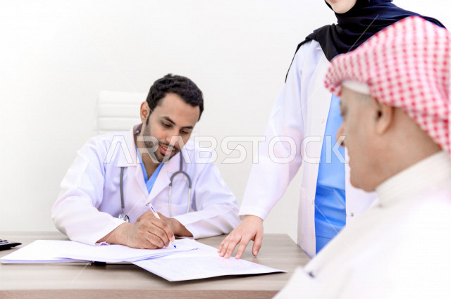رجل عربي خليجي سعودي في موعد مع اطباء استشاريين سعوديين ، طبيب اخصائي في المستشفى يقدم الاستشارات الطبية والخدمات الصحية  ، مفهوم الطب والرعاية الصحية