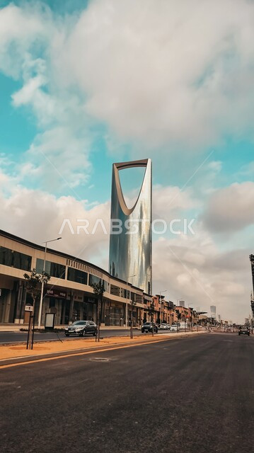 منظر السماء الزرقاء المليئة بالغيوم, برج المملكة في مدينة الرياض في المملكة العربية السعودية، الابراج وناطحات السحاب، الفن الهندسي المعماري, أماكن سياحية مشهورة
