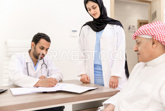 رجل عربي خليجي سعودي في موعد مع اطباء استشاريين سعوديين ، طبيب اخصائي في المستشفى يقدم الاستشارات الطبية والخدمات الصحية  ، مفهوم الطب والرعاية الصحية