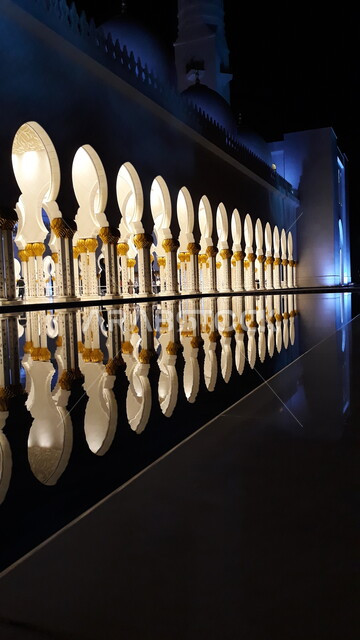 صورة مقربة  لمسجد الشيخ الزايد (المسجد الكبير) في أبو ظبي في الامارات العربية المتحدة ليلا, المعالم الاسلامية والدينية في ابو ظبي، العبادة والتقرب الى الله, الفن الهندسي المعماري, خلفية اسلامية