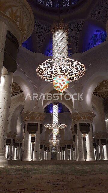 معالم ابو ظبي المشهورة، العمارة الاسلامية في الامارات, صورة داخلية لمسجد الشيخ زايد الكبير في امارة ابو ظبي في الامارات العربية المتحدة، ، الفن الهندسي المعماري، اماكن اسلامية مقدسة