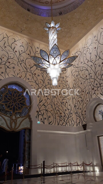  اماكن اسلامية مقدسة, العمارة الاسلامية في الامارات, صورة داخلية لمسجد الشيخ زايد الكبير في امارة ابو ظبي في الامارات العربية المتحدة، ، معالم ابو ظبي المشهورة، الفن الهندسي المعماري