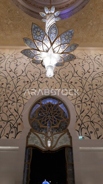 العمارة الاسلامية في الامارات, صورة داخلية لمسجد الشيخ زايد الكبير في امارة ابو ظبي في الامارات العربية المتحدة، ، معالم ابو ظبي المشهورة، الفن الهندسي المعماري، اماكن اسلامية مقدسة
