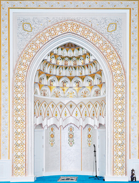 تصاميم ديكور ديني ،زخارف اسلامية ذهبية, الفن الهندسي العصري الحديث، زخارف معمارية عربية مرسومة على شكل قوس على جدار من الطوب للمسجد ، خلفية إسلاميه.