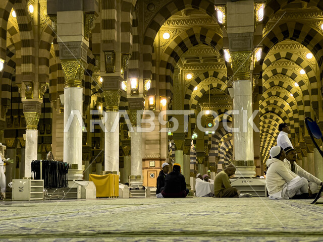 المصلين  في المسجد النبوي الشريف, مسجد رسول الله, آداء الصلاه في الحرم النبوي في المدينه المنوره, إسلاميات وعباده, العبادة والتقرب الى الله، الحرم النبوي الشريف في المملكة العربية السعودية، أماكن إسلامية مقدسة