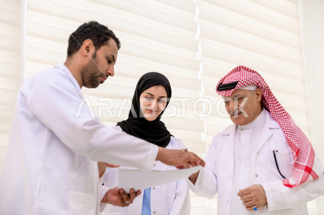مجموعة من الأطباء الخليجيين في اجتماع عمل ، مراجعة تقارير الحالات المرضية، العمل الجماعي للأطباء الاخصائيين في المستشفى ، مفهوم الطب والرعاية الصحية