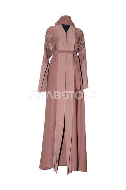 عباءة خليجية بنية بتصاميم عصرية فاخرة، الموضة والاناقة والجمال، موديلات عبايات واثواب وجلابيات خليجية بالوان مميزة،  أزياء وإكسسوارات انيقة للمحجبات، خلفية بيضاء