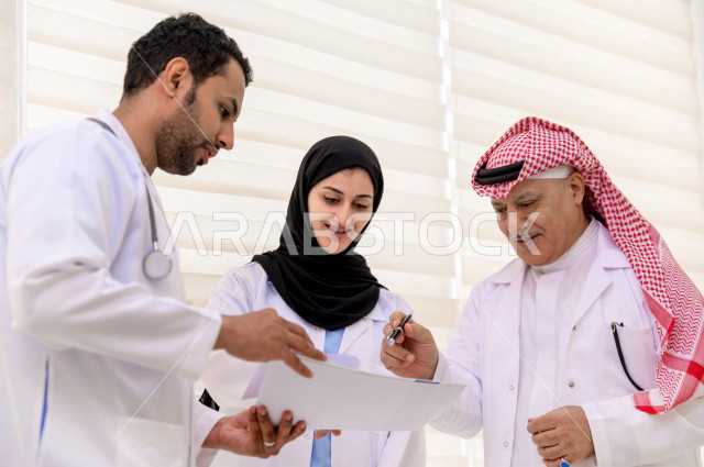 مجموعة من الأطباء الخليجيين في اجتماع عمل ، مراجعة تقارير الحالات المرضية، العمل الجماعي للأطباء الاخصائيين في المستشفى ، مفهوم الطب والرعاية الصحية