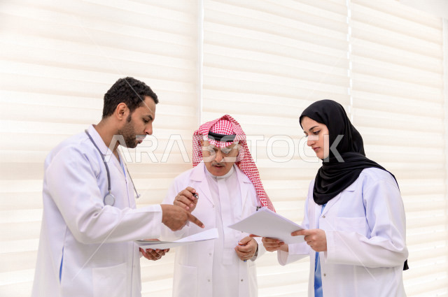 مجموعة من الأطباء الخليجيين في اجتماع عمل ، مراجعة تقارير الحالات المرضية، العمل الجماعي للأطباء الاخصائيين في المستشفى ، مفهوم الطب والرعاية الصحية