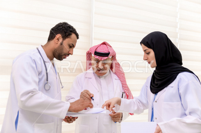 مجموعة من الأطباء الخليجيين في اجتماع عمل ، مراجعة تقارير الحالات المرضية، العمل الجماعي للأطباء الاخصائيين في المستشفى ، مفهوم الطب والرعاية الصحية