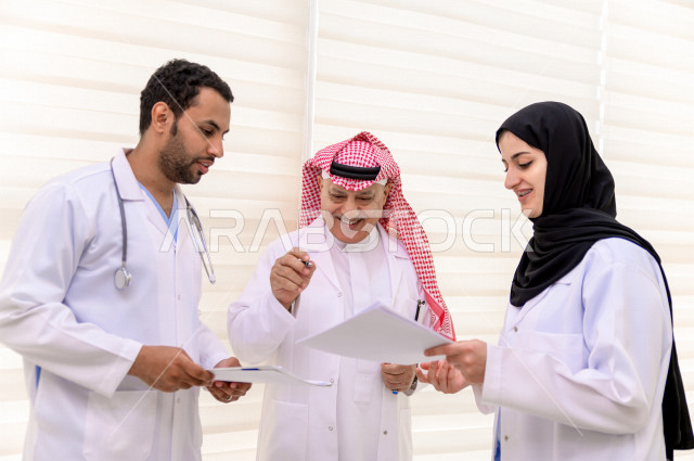 مجموعة من الأطباء الخليجيين في اجتماع عمل ، مراجعة تقارير الحالات المرضية، العمل الجماعي للأطباء الاخصائيين في المستشفى ، مفهوم الطب والرعاية الصحية