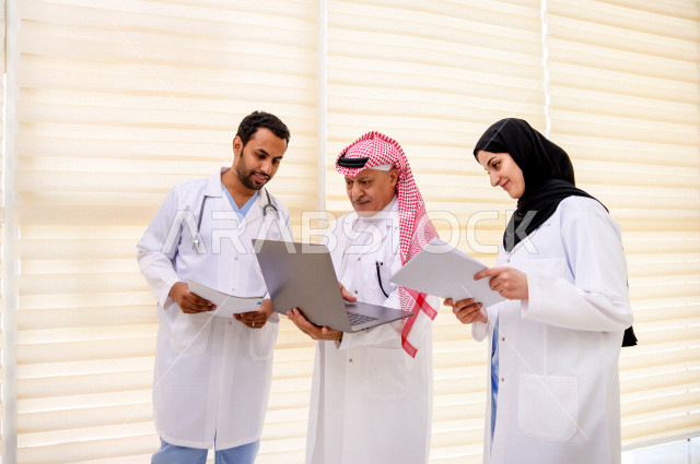 مجموعة من الأطباء الخليجيين في اجتماع عمل، استخدام الحاسوب المحمول في العمل ، العمل الجماعي للأطباء الاخصائيين في المستشفى ، مفهوم الطب والرعاية الصحية