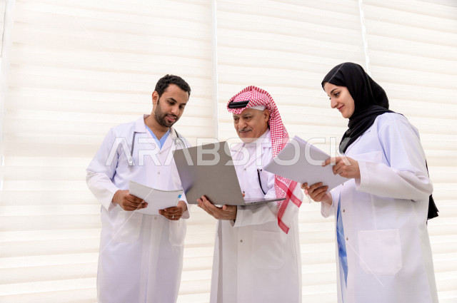 مجموعة من الأطباء الخليجيين في اجتماع عمل، استخدام الحاسوب المحمول في العمل ، العمل الجماعي للأطباء الاخصائيين في المستشفى ، مفهوم الطب والرعاية الصحية