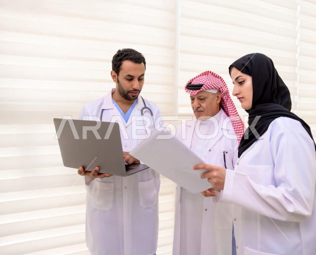 مجموعة من الأطباء الخليجيين في اجتماع عمل، استخدام الحاسوب المحمول في العمل ، العمل الجماعي للأطباء الاخصائيين في المستشفى ، مفهوم الطب والرعاية الصحية