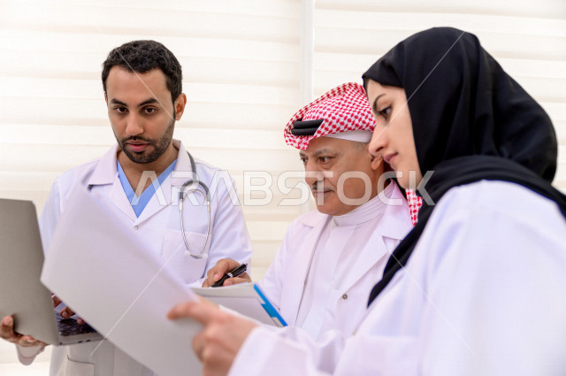 مجموعة من الأطباء الخليجيين في اجتماع عمل، استخدام الحاسوب المحمول في العمل ، العمل الجماعي للأطباء الاخصائيين في المستشفى ، مفهوم الطب والرعاية الصحية