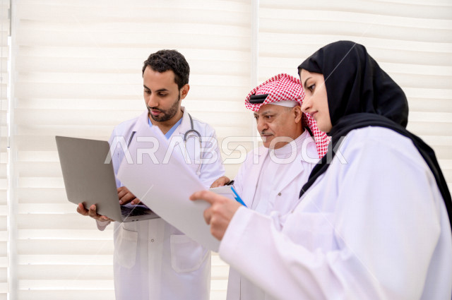 مجموعة من الأطباء الخليجيين في اجتماع عمل، استخدام الحاسوب المحمول في العمل ، العمل الجماعي للأطباء الاخصائيين في المستشفى ، مفهوم الطب والرعاية الصحية