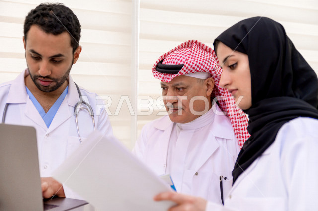 مجموعة من الأطباء الخليجيين في اجتماع عمل، استخدام الحاسوب المحمول في العمل ، العمل الجماعي للأطباء الاخصائيين في المستشفى ، مفهوم الطب والرعاية الصحية