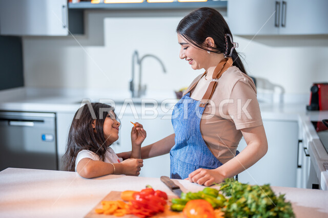 سلطة الخضار الطازجة اللذيذة، فنون الطبخ والتقطيع, ايماءات تدل على السعادة, أم عربية خليجية سعودية تقوم بتعليم ابنتها الطبخ، مفهوم النظام الغذائي، غذاء صحي ومفيد، إعداد و تحضير الطعام، وصفات الطعام الشهية, قضاء أوقات ممتعه مع الأبناء