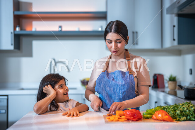  إعداد و تحضير الطعام،  فنون الطبخ والتقطيع, ايماءات تدل على السعادة, أم عربية خليجية سعودية تقوم بتعليم ابنتها الطبخ، مفهوم النظام الغذائي، غذاء صحي ومفيد، سلطة الخضار الطازجة اللذيذة، وصفات الطعام الشهية, قضاء أوقات ممتعه مع الأبناء