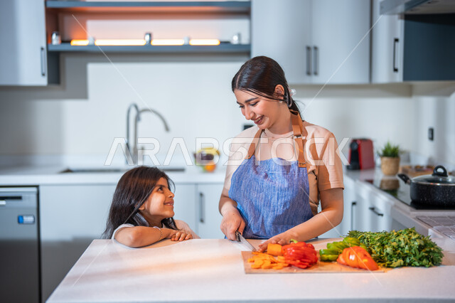  فنون الطبخ والتقطيع, ايماءات تدل على السعادة, أم عربية خليجية سعودية تقوم بتعليم ابنتها الطبخ، مفهوم النظام الغذائي، غذاء صحي ومفيد، سلطة الخضار الطازجة اللذيذة، إعداد و تحضير الطعام، وصفات الطعام الشهية, قضاء أوقات ممتعة مع الأبناء