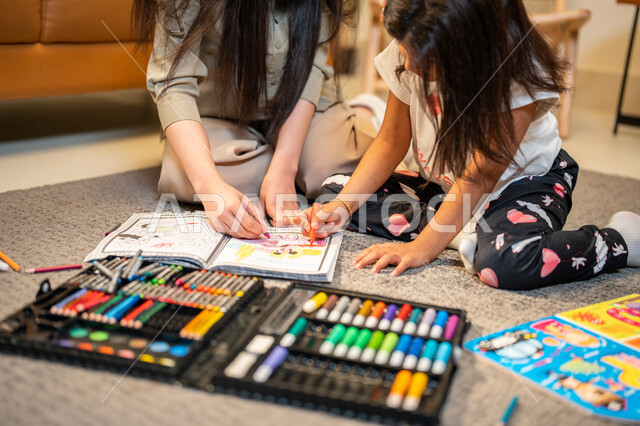 رعاية وتشجيع وتطوير مهارات الأطفال، ام عربية خليجية سعودية تقوم بتعليم ومشاركة ابنتها التلوين، انشطة فنية ابداعية، حقيبة ادوات ومعدات التلوين، مفهوم الأمومة والطفولة، قضاء اوقات عائلية ممتعة