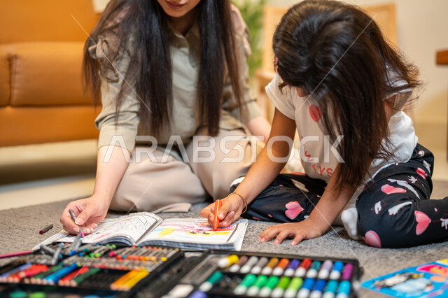 رعاية وتشجيع وتطوير مهارات الأطفال، ام عربية خليجية سعودية تقوم بتعليم ومشاركة ابنتها التلوين، انشطة فنية ابداعية، حقيبة ادوات ومعدات التلوين، مفهوم الأمومة والطفولة، قضاء اوقات عائلية ممتعة