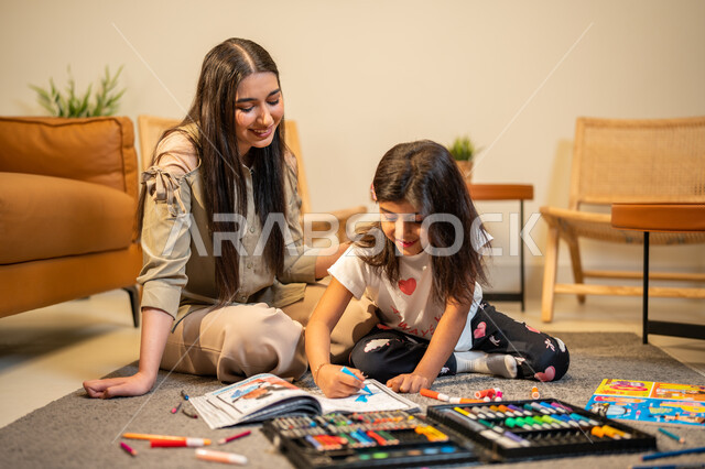 حقيبة ادوات ومعدات التلوين، انشطة فنية ابداعية، ام عربية خليجية سعودية تقوم بتعليم ومشاركة ابنتها التلوين، مفهوم الأمومة والطفولة، رعاية وتشجيع وتطوير مهارات الأطفال، قضاء اوقات عائلية ممتعة