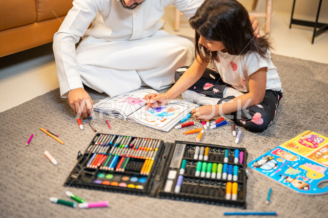 لعبة تلوين الرسومات، اب عربي خليجي سعودي يقوم بتعليم ومشاركة ابنته التلوين، ادوات ومعدات التلوين، رعاية وتشجيع وتطوير مهارات الأطفال، التعلم والابداع وتنمية المهارات، قضاء اوقات عائلية ممتعة