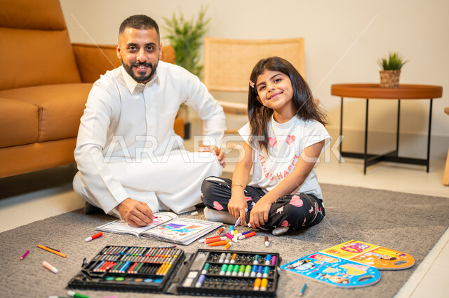 رعاية وتشجيع وتطوير مهارات الأطفال، اب عربي خليجي سعودي يقوم بتعليم ومشاركة ابنته التلوين، ادوات ومعدات التلوين، التعلم والابداع وتنمية المهارات، لعبة تلوين الرسومات، قضاء اوقات عائلية ممتعة