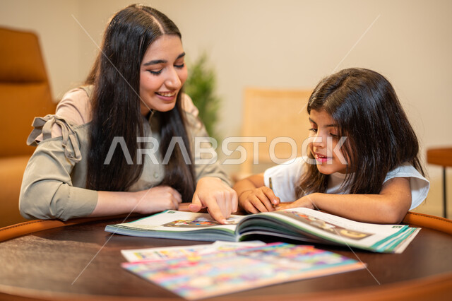 تعلم وتطوير الابناء، ام عربية سعودية خليجية تقوم بتعليم ابنتها، مساعدة الابناء في تأدية الواجبات المدرسية، الانشطة التعليمية وتنمة القدرات، الاهتمام بتعليم بالأبناء ودعمهم