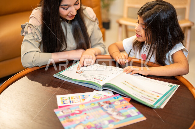 الانشطة التعليمية وتنمة القدرات، ام عربية سعودية خليجية تقوم بتعليم ابنتها، مساعدة الابناء في تأدية الواجبات المدرسية، تعلم وتطوير الابناء، الاهتمام بتعليم بالأبناء ودعمهم