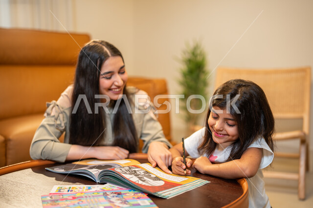 الانشطة التعليمية وتنمة القدرات، ام عربية سعودية خليجية تقوم بتعليم ابنتها، مساعدة الابناء في تأدية الواجبات المدرسية، تعلم وتطوير الابناء، الاهتمام بتعليم بالأبناء ودعمهم