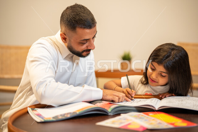 الانشطة التعليمية وتنمة القدرات، اب عربي سعودي خليجي يقوم بتعليم ابنته، مساعدة الابناء في تأدية الواجبات المدرسية، تعلم وتطوير الابناء، الاهتمام بتعليم بالأبناء ودعمهم