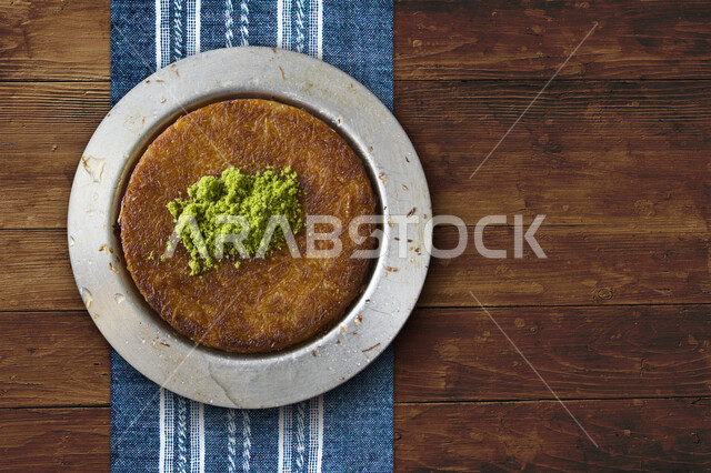 حلويات شرقية مشهورة، طبق من حلا الكنافة المحشوة بالقشطة والمزينة بالفستق، قطع الحلوى اللذيذة، سكريات وحلويات بالقطر , مطاعم ومأكولات في المملكة العربية السعودية