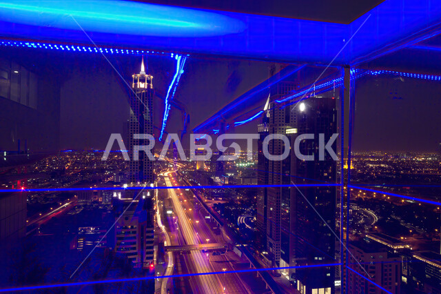 الفن الهندسي المعماري المميز في الإمارات, أبراج وناطحات سحاب إمارة دبي، صورة من الأعلى لشارع الشيخ زايد في الامارات في وضع الليل ، طرق وشوارع دبي ليلا, التطور العمراني في الامارات العربية المتحدة