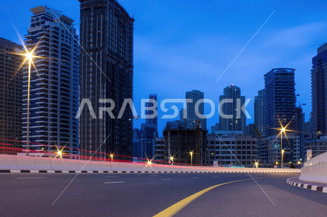أبراج وناطحات سحاب إمارة دبي، الفن الهندسي المعماري المميز في الإمارات, النقل والمواصلات في الإمارات ، طرق وشوارع دبي في وقت الفجر, التطور العمراني في الامارات العربية المتحدة