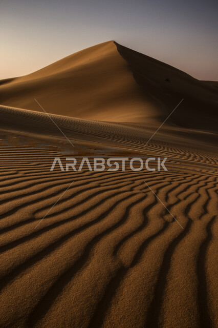 الكثبان والتشكيلات الرملية في المناطق الصحراوية في المملكة العربية السعودية ، الرمال الذهبية الناعمة في الصحراء، جمال التضريس والطبيعة الصحراوية