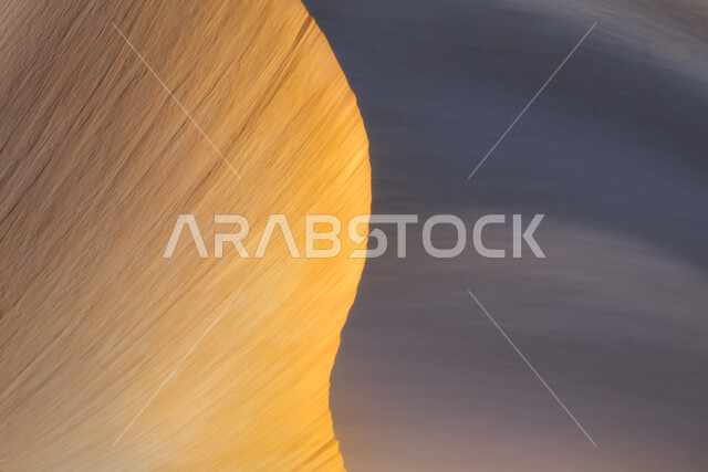 الرمال الذهبية الناعمة و  التضاريس الصحراوية في شبه الجزيرة العربية، صورة مقربة للرمال الناعمة و الكثبان الرملية في صحراء المملكة العربية السعودية، لبيئة الصحراويه. 