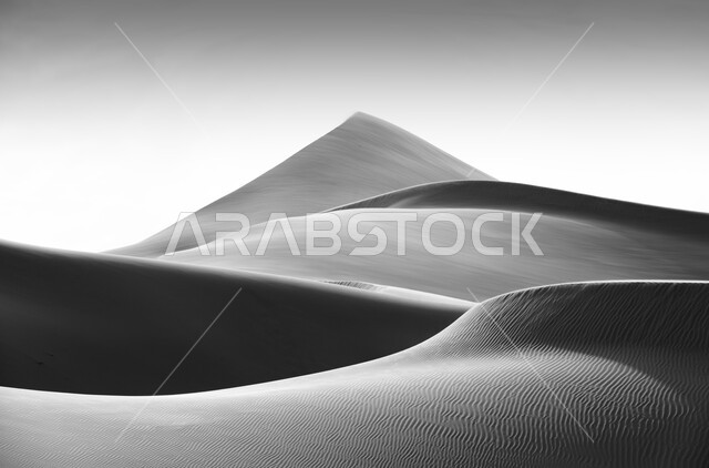 صورة باللون الأسود و الأبيض للرمال في المناطق الصحراوية في المملكة العربية السعودية، صورة مقربة للتشكيلات الرملية، الكثبان الرملية و التضاريس في الصحارى، البيئة الصحراويه. 