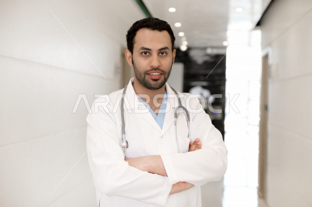 طبيب عربي سعودي خليجي يرتدي المعطف الطبي وسماعة الطبيب ، يقدم خدماته للمرضى بكل كفاءه ،  تقديم الاستشارات الطبية والخدمات الصحية، مفهوم الطب والرعاية الصحية