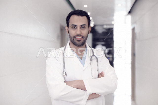 طبيب عربي سعودي خليجي يرتدي المعطف الطبي وسماعة الطبيب ، يقدم خدماته للمرضى بكل كفاءه ،  تقديم الاستشارات الطبية والخدمات الصحية، مفهوم الطب والرعاية الصحية