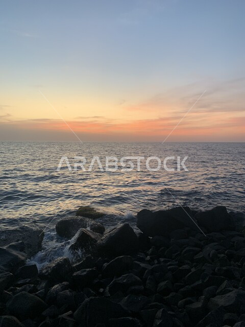المناظر البحرية الهادئة، منظرجميل لغروب الشمس من كورنيش جدة في المملكة العربية السعودية،  جمال السماء والتكوينات الصخرية على الشاطئ، تأمل البحر وقت الغروب، خلفية الطبيعة.