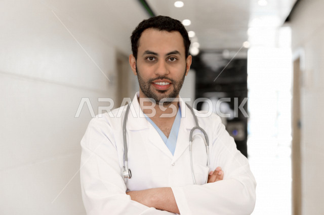طبيب عربي سعودي خليجي يرتدي المعطف الطبي وسماعة الطبيب ، يقدم خدماته للمرضى بكل كفاءه ،  تقديم الاستشارات الطبية والخدمات الصحية، مفهوم الطب والرعاية الصحية