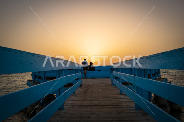 إطلالة على كورنيش جدة ، أماكن سياحية ترفيهية ، واجهة جدة البحرية ، صورة جمالية لشاطئ البحر الأحمر في المملكة العربية السعودية، الوقوف لتأمل انعكاس أشعة الشمس على صفحة مياه البحر، خلفية الطبيعة.