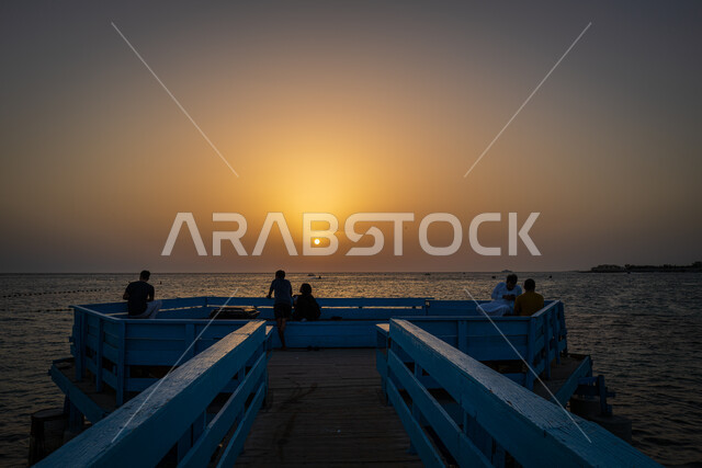 إطلالة على كورنيش جدة ، أماكن سياحية ترفيهية ، واجهة جدة البحرية ، صورة جمالية لشاطئ البحر الأحمر في المملكة العربية السعودية، الوقوف لتأمل انعكاس أشعة الشمس على صفحة مياه البحر، خلفية الطبيعة.