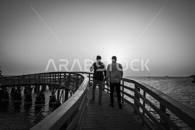 إطلالة على كورنيش جدة ، أماكن سياحية ترفيهية ، واجهة جدة البحرية ، صورة ظلية لشاطئ البحر الأحمر في المملكة العربية السعودية، رجلان يتأملان هدوء وجمال البحر، خلفية الطبيعة.