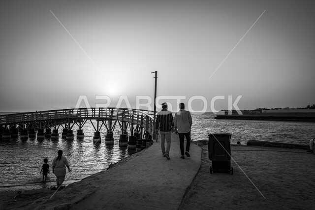 إطلالة على كورنيش جدة ، أماكن سياحية ترفيهية ، واجهة جدة البحرية ، صورة ظلية لشاطئ البحر الأحمر في المملكة العربية السعودية، رجلان يتأملان هدوء وجمال البحر، خلفية الطبيعة.