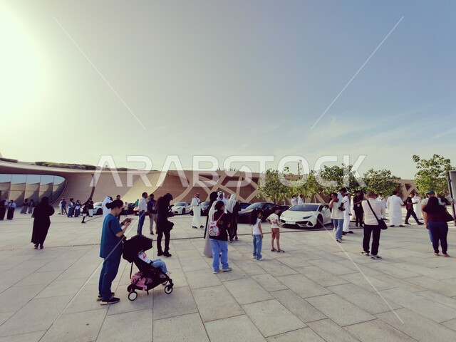 التجمعات أمام مركز الملك عبد العزيز العالمي في مدينة الظهران في المملكة العربية السعودية ، منارة ثقافية و معالم و أماكن سياحية مشهورة, صورة خارجية لمركز إثراء الثقافي بالسعودية في وضع النهار .