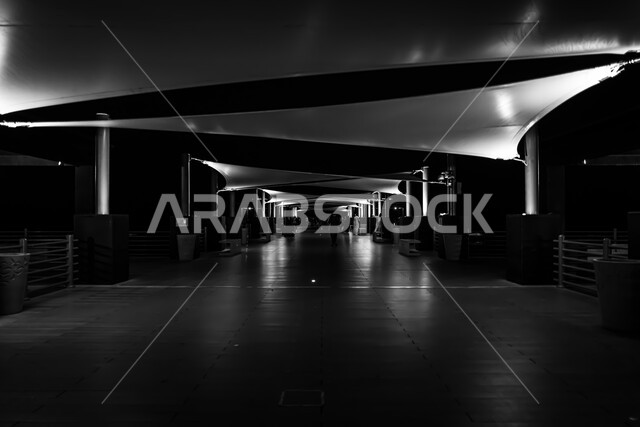 الممر الداخلي لكورنيش مدينة جدة باللون الأسود و الأبيض, الواجهة البحرية في جده في المملكة العربية السعودية, أماكن طبيعية ترفيهية, معالم سياحية مشهورة.